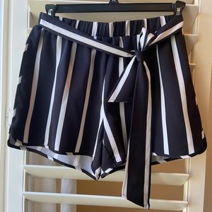VENUS shorts NWOT black/white stripe MEDIUM elastic waist with tie belt